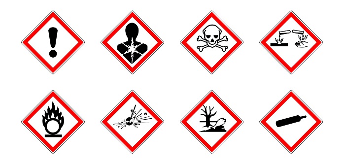 Umgang mit Gefahrenstoffen beim Transport: Sortiment von Gefahrensymbolen / Piktogrammen.