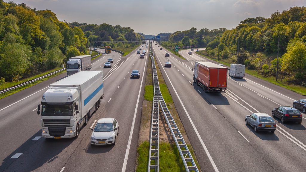 Wenn Sie einen eigenen Fuhrpark unterhalten, werden Sie in Schwächephasen das Problem haben, dass viele Fahrzeuge ungenutzt im Hof stehen und ihren Wert dabei sicher nicht steigern. (#02)