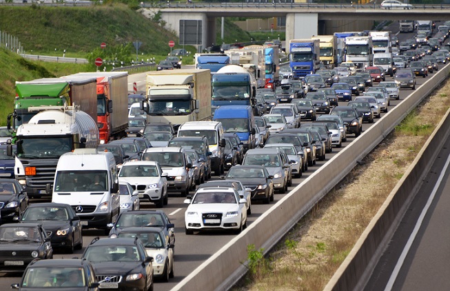 Hohes Verkehrsaufkommen, Luftverschmutzung, Stau und Lärm schädigen durch die CO2-Emissionen die Umwelt.