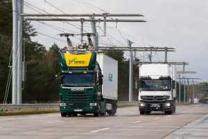 Zwei Oberleitungs-Lkw unterwegs. (#2)