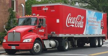 Aufgenommen in Washington, D.C.:Coca Cola nutzt diesen Hybridsattelschlepper für Auslieferungsfahrten.