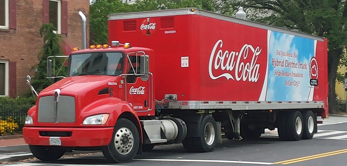 Aufgenommen in Washington, D.C.:Coca Cola nutzt diesen Hybridsattelschlepper für Auslieferungsfahrten.
