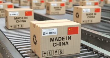 Ware aus China: Zoll & Steuern ( Foto: Shutterstock-_Maxx-Studio)