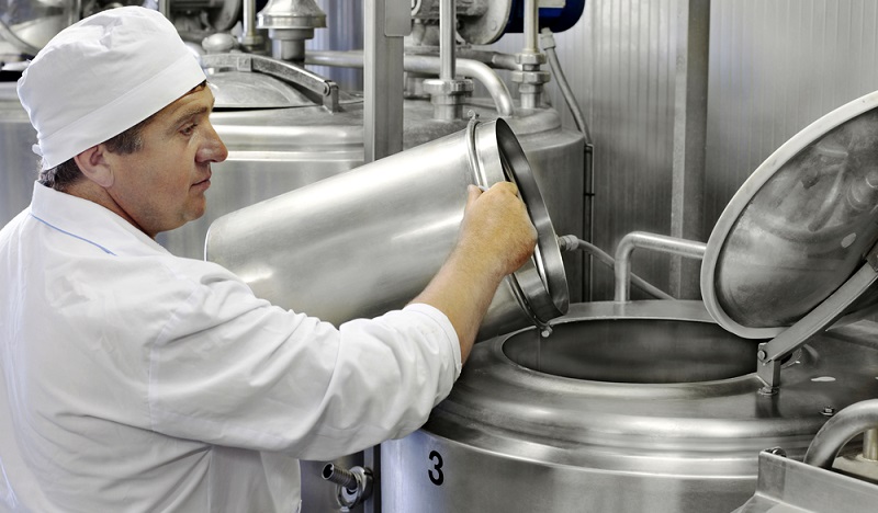 Alleine in Feldkirchen verarbeitet der Lebensmittelproduzent 1.000.000 Liter Milch pro Tag.  (Foto: Shutterstock- A_Lesik)
