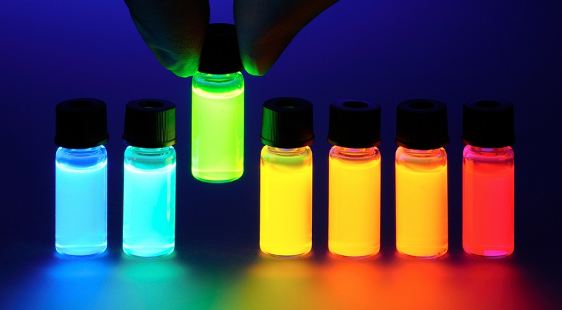 Ein Plus an Sicherheit lässt sich durch spezielle Sicherheitsfarben wie diese fluoreszierenden Farben erreichen. (Foto: Shutterstock-_Denis Larkin )