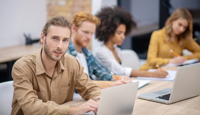 Ist die Prüfung bestanden ist die Freude groß ( Foto: Shutterstock- Dmytro Zinkevych)