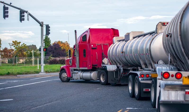 Viele Fahrer von Lkw sind gern mal zügig unterwegs und lassen sich durch die Blitzer-Apps vorwarnen.  (Foto: Shutterstock-Vitpho )