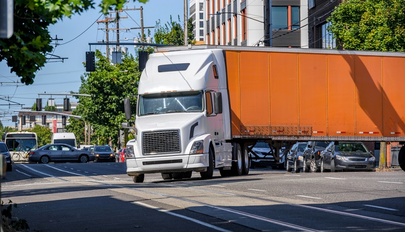 Ein Lkw braucht mehr Platz wenn er abbiegen will ( Foto: Shutterstock- Vitpho_)