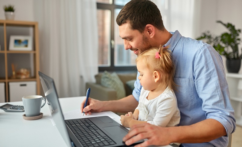 Rechnungen dürfen nicht nur von Unternehmen geschrieben werden, sondern auch von Privatpersonen. ( Fotolizenz: Shutterstock-_Syda Productions )