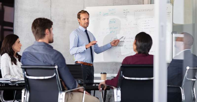 Wer Logistikmanagement studieren möchte, wird schon bald feststellen, dass sich bei Weitem nicht alles um die täglichen logistischen Herausforderungen und das Logistikmanagement dreht. ( Lizenzdoku: Shutterstock-Rido )