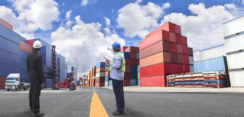 Studenten müssen sich daher mit Produktionsabläufen, Waren- und Lieferketten und den Märkten der Welt auskennen. Wichtig sind zudem die Fachbereiche Lager und Bestandsmanagement sowie Supply Chain Management. ( Lizenzdoku: Shutterstock- KAMONRAT)