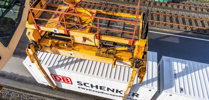 Auf den DB Schenker Wechselbrücken wird das mobile Gateway mecSOLAR montiert, das hier rechts im Bild zu erkennen ist. (Foto: DB Schenker)