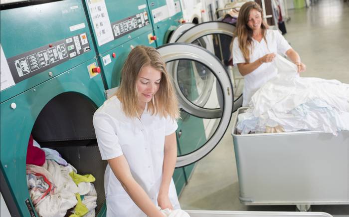 Unabhängig von einer rechtlichen Regelung möchten viele Arbeitnehmer nicht darauf angewiesen sein, dass ihre Berufskleidung gereinigt wird. (Foto: Adobe Stock- auremar)