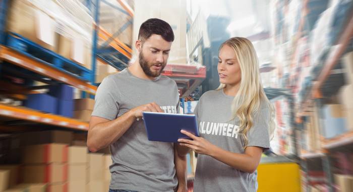Berufsbekleidung kann nicht nur mit dem Logo und Namen des anstellenden Unternehmens, sondern auch mit Namen und Position ihres Trägers versehen werden. (Foto: Adobe Stock- vectorfusionart)