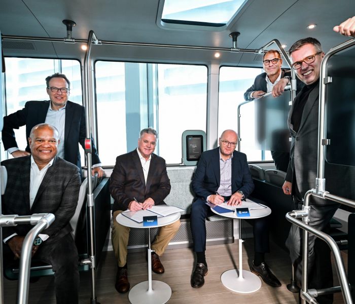 Joe Moye von beep und Josef Waldbauer von ZF setzen ihre Unterschriften unter die strategische Partnerschaft, während Kevin Reid, Hinrich Woebcken, Dr. Holger Klein und Torsten Gollewski anwesend sind. (Foto: ZF Friedrichshafen AG)