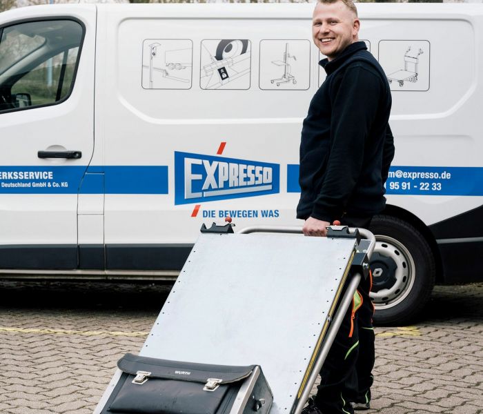 Multifunktions-Arbeitsstation: Der MobiBench von EXPRESSO - das perfekte Hebe-Senk-System mit Werkbank und Sackkarrenfunktion. (Foto: EXPRESSO)