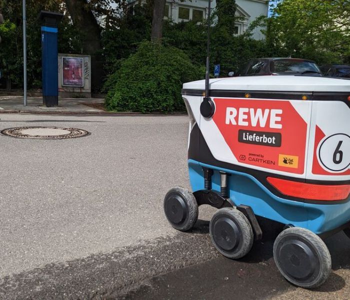 In der Last-Mile-Logistik setzt REWE auf ein Lieferbot, das KI-gesteuert die bestellten Produkte an die Haustür der Kunden bringt. (Foto: REWE.)