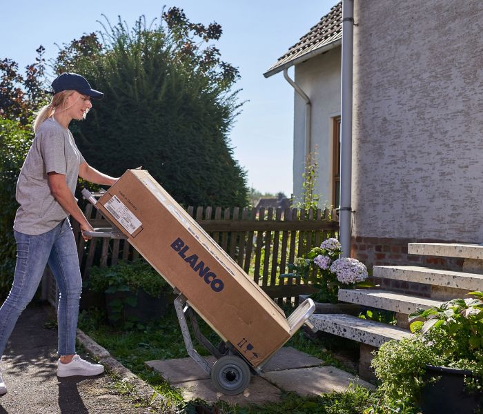 Seit 70 Jahren ist die Sackkarre von EXPRESSO ein zuverlässiger Helfer für den Transport von Kartonagen, Getränkekisten, Fässern und Lagerboxen in verschiedenen Branchen. (Foto: EXPRESSO)