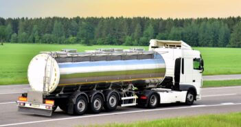 Tanklogistik: Herausforderungen bei flüssigen Lebensmitteltransporten ( Foto: Adobe Stock-MaxSafaniuk)