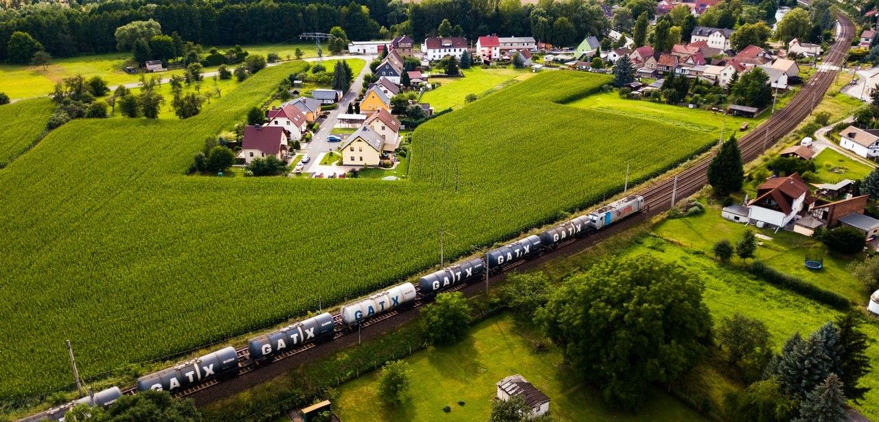 Wachsende Bedeutung der Bahn für norddeutsche Häfen (Foto: AdobeStock - Sebastian 180021691)
