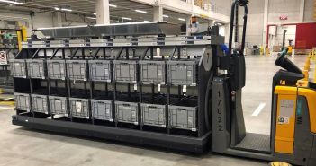 Effizientes Multi-Order-Picking mit dem Komplettsystem KomFlex4 Innovative Übergabestation AGV Connect für Fahrerlose Transportsysteme (Foto: SCHMALE LOGTEC GmbH)