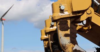 Effiziente Erdarbeiten im Windpark-Repowering mit Cat D5 Dozern Effiziente Erdarbeiten im Windpark-Repowering mit Cat D5 (Foto: ZEPPELIN BAUMASCHINEN GMBH)