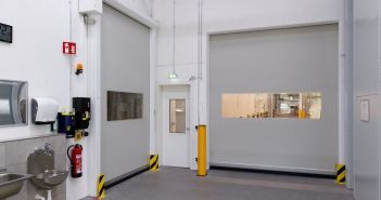 Hohe Energieeffizienz und Druckstabilität: Tore von EFAFLEX Effiziente Lösungen für Reinräume: Hochwertige Tore von (Foto: EFAFLEX Tor- und Sicherheitssysteme GmbH & Co. KG)