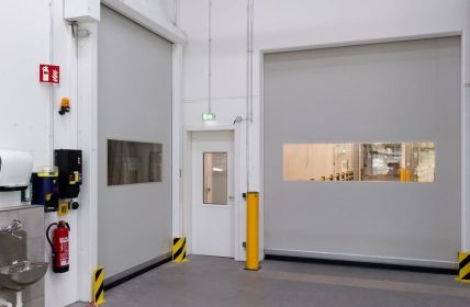 Effiziente Lösungen für Reinräume: Hochwertige Tore von (Foto: EFAFLEX Tor- und Sicherheitssysteme GmbH & Co. KG)