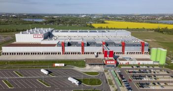 Ein Meilenstein für die Logistik: REWE Group eröffnet neues Zentrallager REWE Group eröffnet neues Hightech-Zentrallager in (Foto: REWE Group)