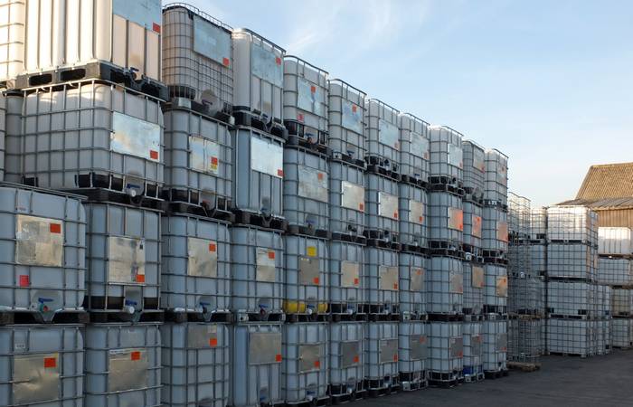 Ein IBC-Container ist in der Regel ein genormter Container in einem Transportgestell, der eine vielseitige Nutzung von Lager- und Transportkapazitäten ermöglicht. (Foto: AdobeStock - 251237276 Philip J Openshaw)