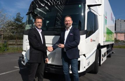 DB Schenker präsentiert vollelektrischen Volvo FM Low Entry (Foto: Volvo Group Trucks Central Europe GmbH)
