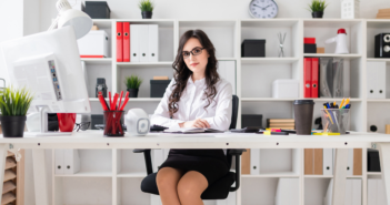 Nachhaltigkeit in der Büromittelbeschaffung: Wie sich „grünes Büro“ und individuelle Lieferungen vereinbaren lassen (Foto: AdobeStock - 212444928 Ivan Traimak)