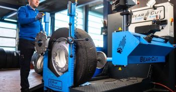 Halbautomatische Bear-Cut verlängert Nutzfahrzeugreifenlebenszyklus um bis zu 25 (Foto: Spedition Schuon/Bear-Machines)