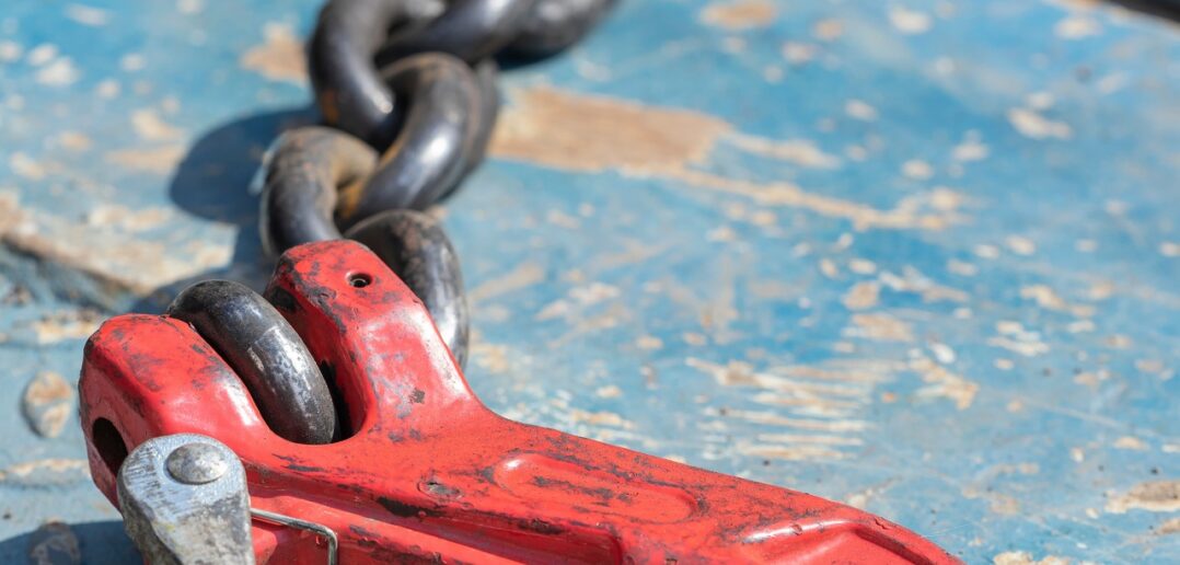 Stark, präzise, belastbar: Moderne Anschlagketten für die Industrie (Foto: AdobeStock - Aleksandr - 525545237)
