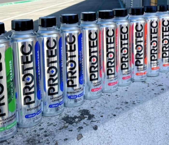 10 Dosen PROTEC+ Autopflegeprodukte mit dem DEKRA Lausitzring im (Foto: CTP GmbH .  bluechemGROUP)