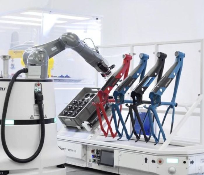 Staubli Omni flat bed AGV for bicycle production (Foto: Navitec Systems Oy)