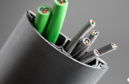 Unex Bodenkanal 74 modernisiert Büroumgebungen sicher, nachhaltig und (Foto: Unex Kabelsysteme und -elemente GmbH)