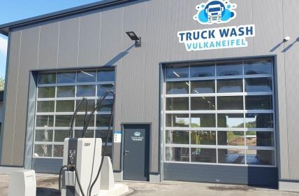 Zweispurige Nutzfahrzeugwaschanlage Gerolstein steigert Effizienz durch 80 Prozent (Foto: Otto Christ AG - Wash Systems)