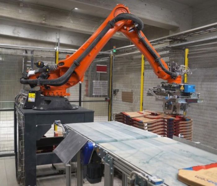 Vollautomatische Depalettierung für Leersackbündel im Einsatz (Foto: KOCH Industrieanlagen GmbH)