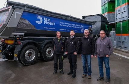 Emissionfreie Transporte mit Kögel Muldenkippern und Mercedes eActros (Foto: Kögel Trailer GmbH)