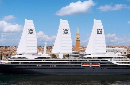 Atlas Adventurer: Expeditionsyacht mit Hybridantrieb und festen Solid (Foto: Atlas Ocean Voyages)