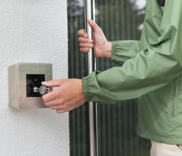 Robust und wettergesch&uuml;tzt : der CLIQ Leser au&szlig;en (Foto: Kay Herschelmann)