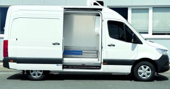 Hängender Fleischtransport mit V2A-Rohrbahnsystem garantiert maximale Hygiene und (Foto: Winter Kühlfahrzeuge Ausstattung Fleischgehänge 2 Rohrbahnen (Außenansicht))