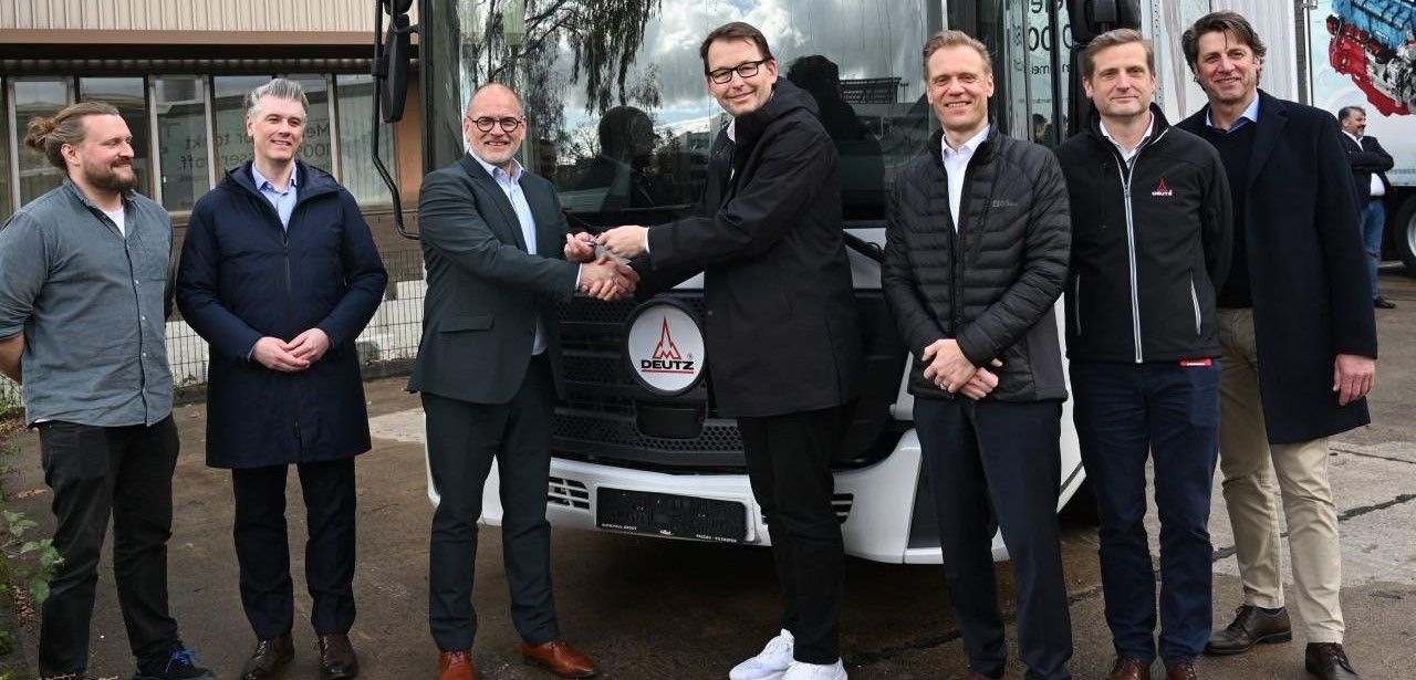 IAV und DEUTZ übergeben zwei 18-Tonnen-HyCET-Lkw für täglichen (Foto: IAV GmbH Ingenieurgesellschaft Auto und Verkehr)