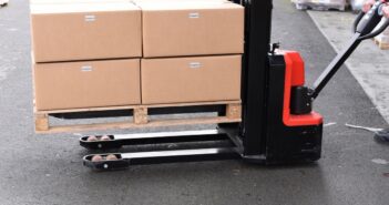 Moderne Intralogistik: So verbessern Elektro-Hubwagen Produktivität und Ergonomie (Foto: AdobeStock - Rodrigo Noceda - 1828189654)