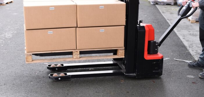 Moderne Intralogistik: So verbessern Elektro-Hubwagen Produktivität und Ergonomie (Foto: AdobeStock - Rodrigo Noceda - 1828189654)