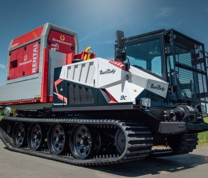 PowerBully 9C con gancio di sollevamento e cassone ribaltabile. (Foto: K&auml;ssbohrer Gel&auml;ndefahrzeug AG)