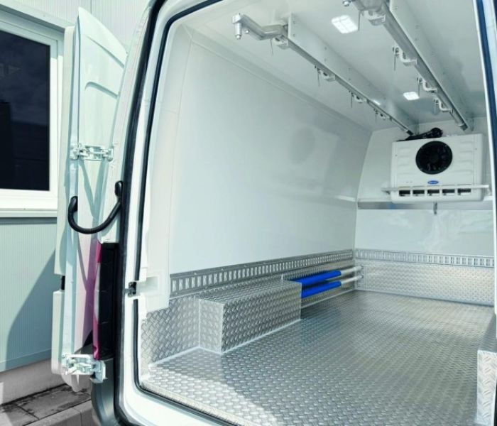 Winter K&uuml;hlfahrzeuge Ausstattung Fleischgeh&auml;nge 2 Rohrbahnen (Foto: Winter K&uuml;hlfahrzeuge Ausstattung Fleischgeh&auml;nge 2 Rohrbahnen (Heckeinblick_links))