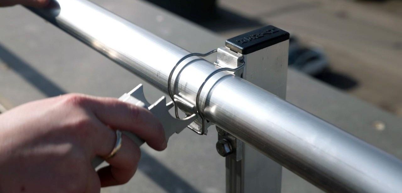 Spezialist installiert HYGHTS-Geländersystem auf Flachdach deutlich schneller als (Foto: HYMER-Leichtmetallbau GmbH & Co. KG)