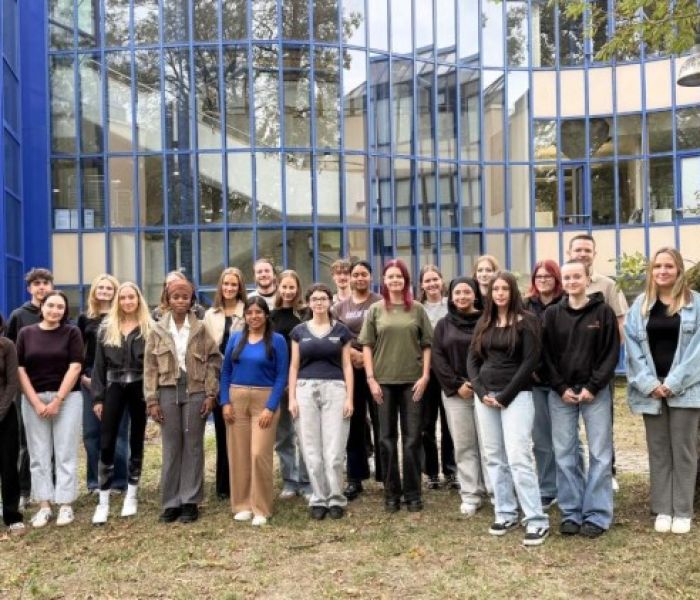 Ausbildungsstart in der Pflege: Ein Teil der neuen Auszubildenden (Foto: Universitätsklinikum Freiburg)